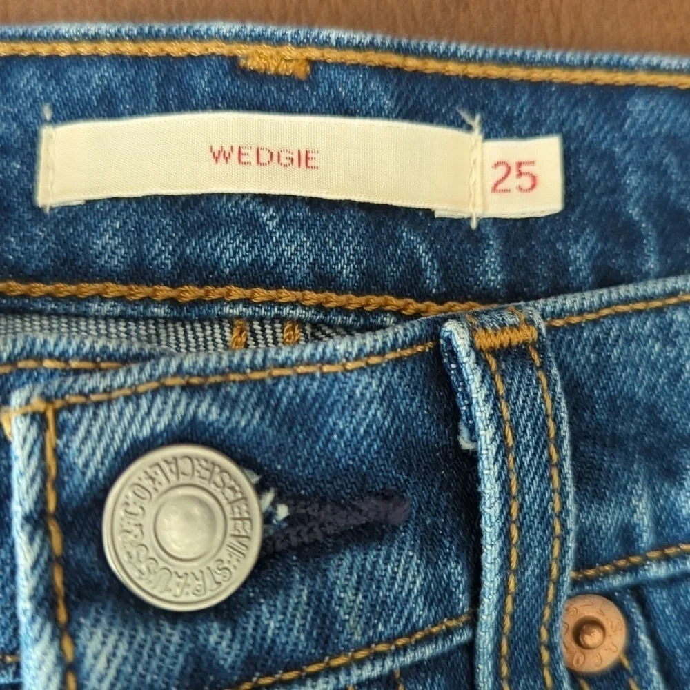Levi's Women's Wedgie Fit Jeans - Picture 7 of 12